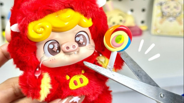 把棒棒糖剪下来后…这玩偶居然哭了？！