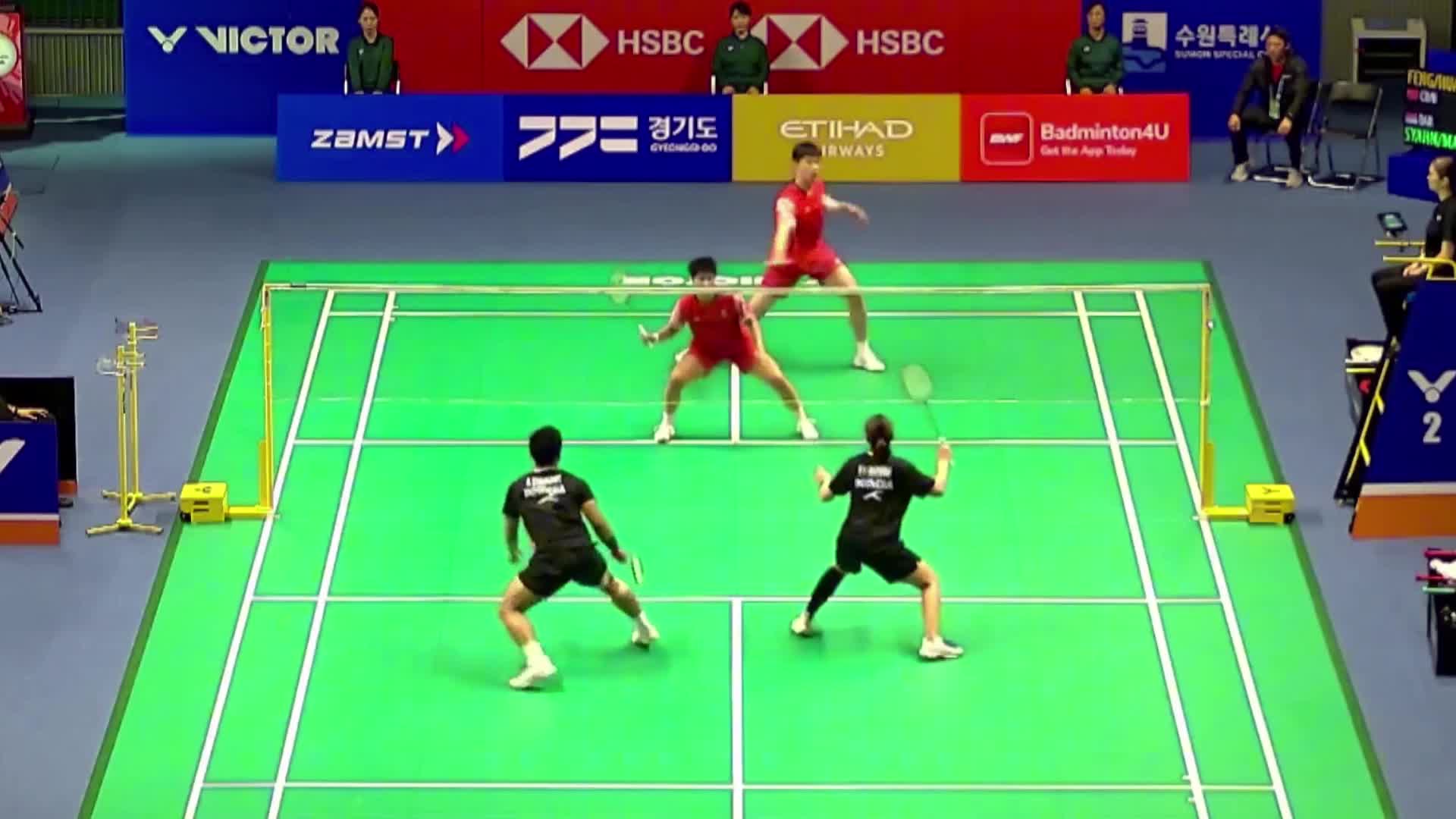 开局双方展开激烈的争夺，比分一度紧咬，凤凰终以22-20惊险拿下首局