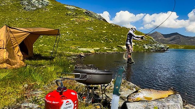 荒山野岭，小伙独自一人荒野生存