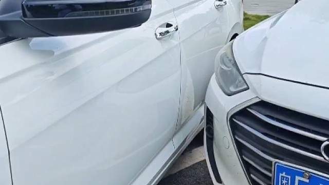 出库避免刮蹭。新手记住三个打轮时机，提升行车安全