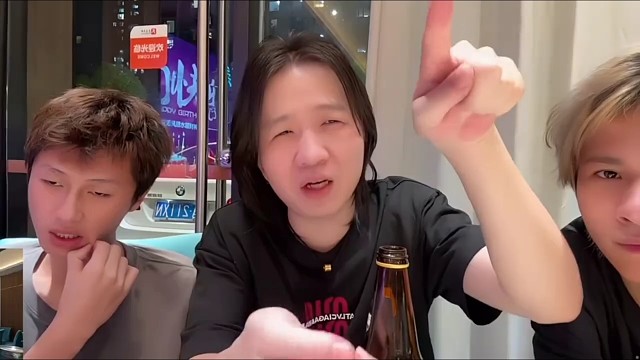 龟田净耍小聪明用啤酒洗澡，气的德华要像老父亲一样教育他
