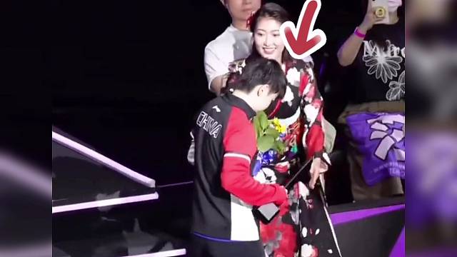 孙颖莎在日本领奖时被工作人员开玩笑，一气之下直接坐在了台阶上