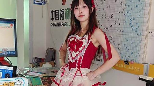 你跟她玩吧 反正我只是一个喜欢跟你说绝交的小学生