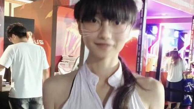 在LPL决赛的市集收货了超多周边...然后被围观了