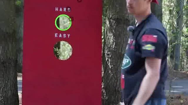 挑战不可能，老哥要把棒球扔进超小的洞里，不成功就不吃饭