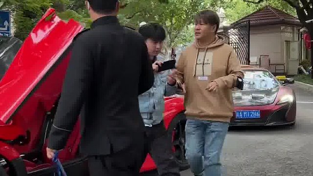 从半个亿神车法拉利拉法车上下来的集梦会长晶哥，为人低调