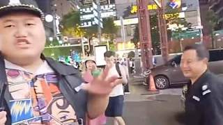 集夢會長一群人在長沙戶外直播，大智與秋秋演保安，大智裝傻不像演的