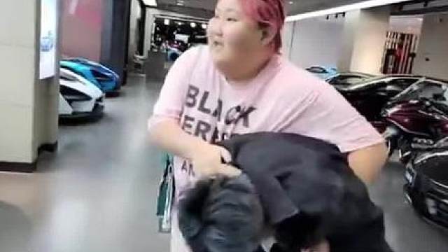 开朗带小姐姐看车正宫西瓜妹妹吃醋，暴打开朗