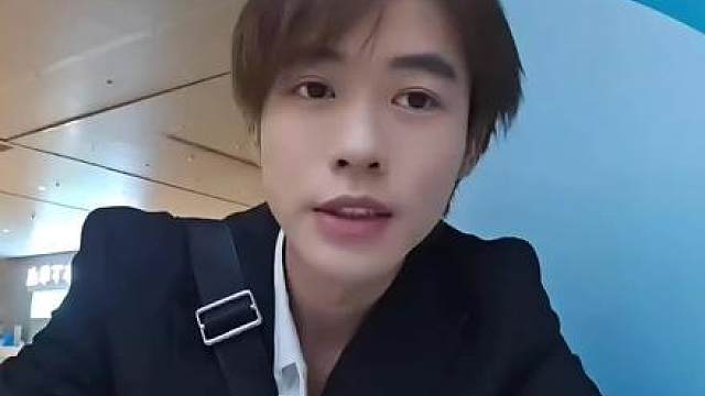 子圣机场接人被保安驱赶，随机应变整懵百变小晨