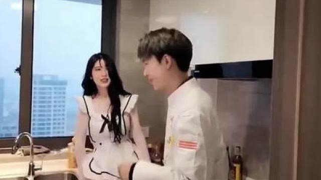 子圣、抱抱念酱拍摄厨房写真