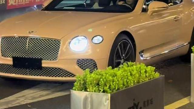 偶遇少爷子圣开着粉色宾利欧陆来杭州万象城吃饭了