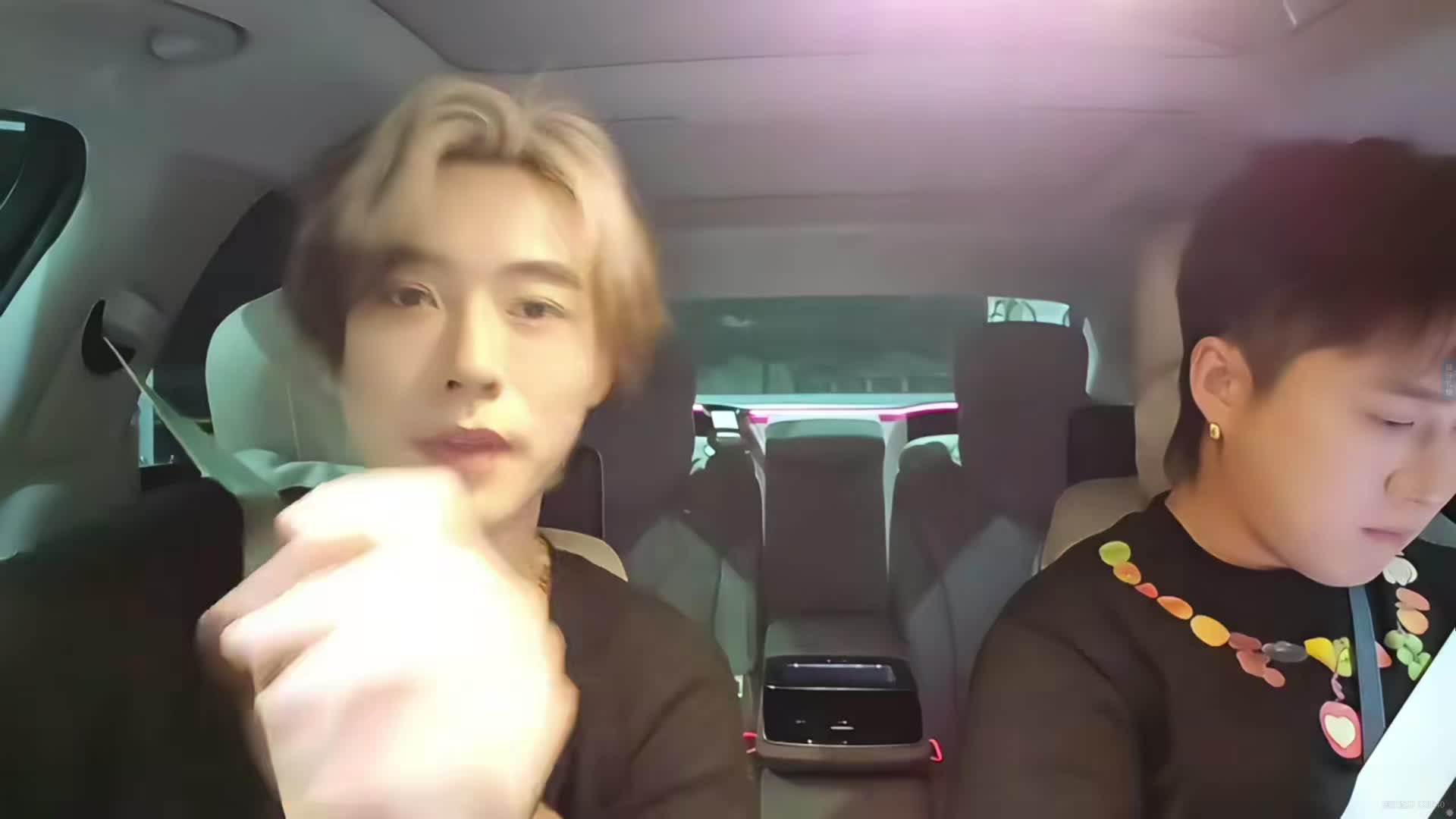 一个人不会同时拥有迈巴赫跟自卑