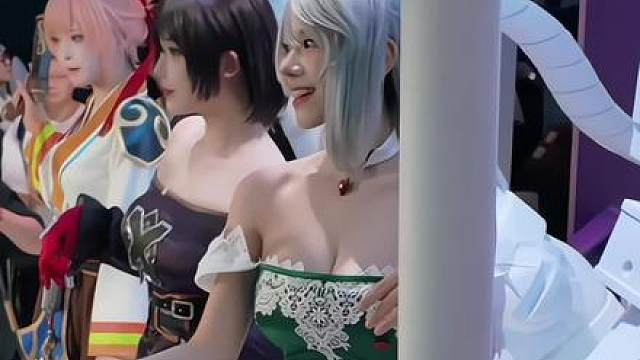 她在低头寻找什么？哦，原来是衣服不合身！