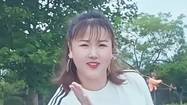 你也偷偷的望着我嘻嘻嘻这个手势舞好简单