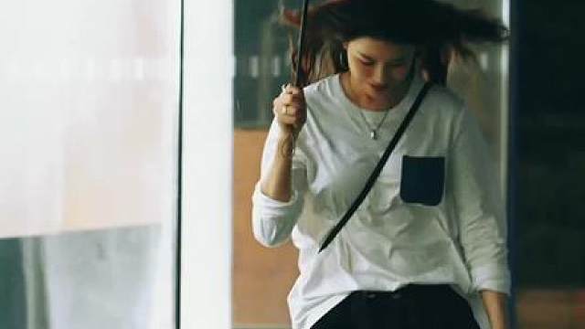 歌词大意：灯与夜相辉映 明亮眼眸里忧郁梦 步履多优美 发肩披风中飘起……