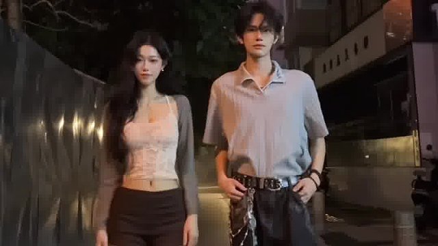 和好朋友走在路上像两个杆子