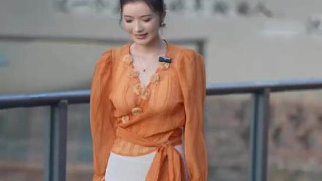 空瓶里住着未完成的诗 每滴余酒都是押错的韵脚