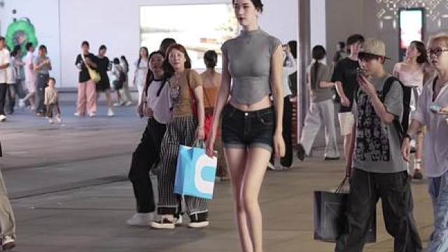 世人都想和太阳比肩 谁又想与我比肩呢