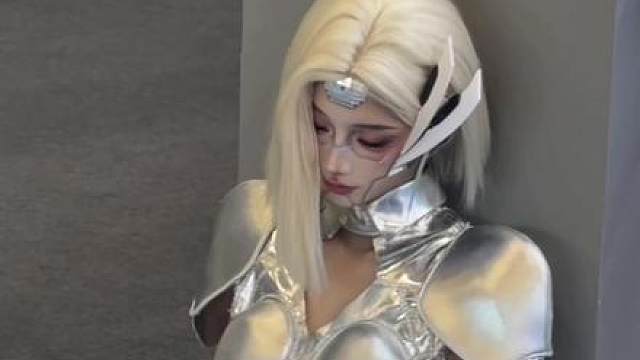 有人回收这个美女机器人吗 没有扔垃圾桶了