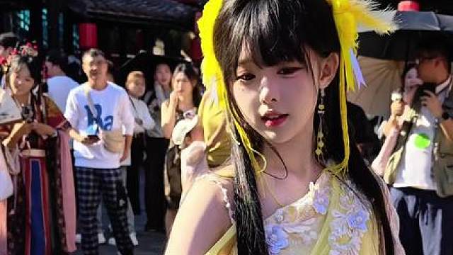 偷偷拍颜值被当场抓到