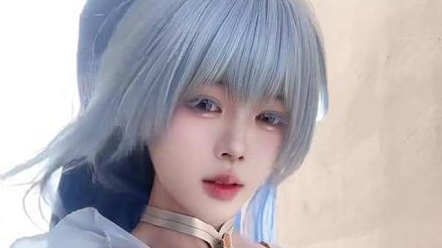 给我假睫毛都吹飞了