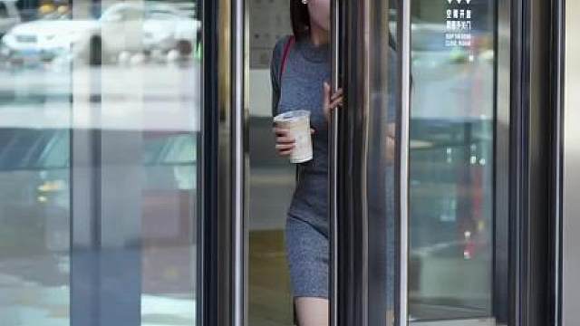 “我救自己万万次 铮铮劲草 绝不动摇”