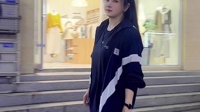 1982年的我，人群里我不起眼，历经沧桑仍含笑！