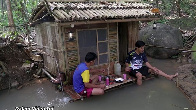 在河边进行为期 6 天的露营，修缮小竹屋，种植蔬菜，采集蘑菇！