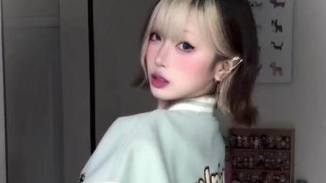 艾特身边的甜妹来拍这个手势舞