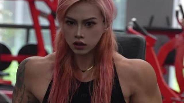 不执着于永远年轻永远美丽 我会踩着时间的骨头 成为勇者