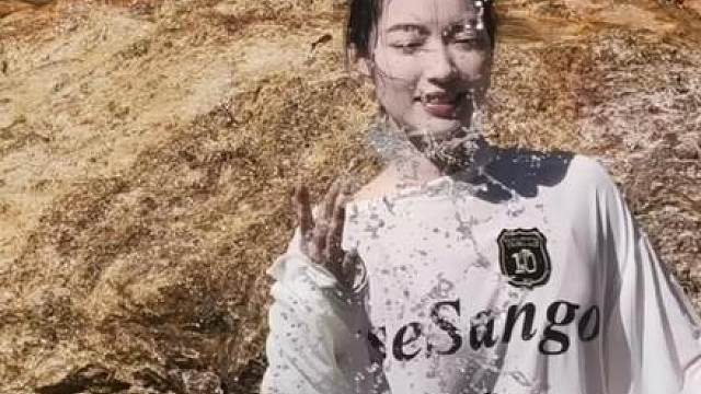 为了拍照不怕辛苦的中国女人