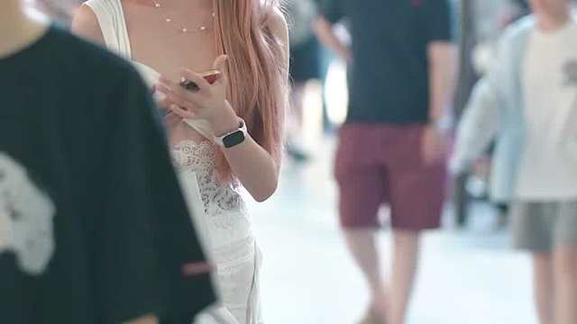 眼睛里发光的白纱裙小仙女