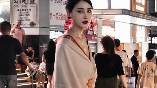 女人过了20岁，就应该穿的成熟一点