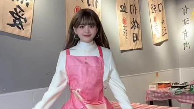 嘿嘿嘿……怎么变装把烧烤老板娘变出来了呀？哈哈哈提问：变装换了几套衣服呢？