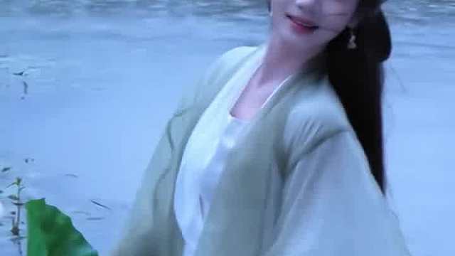 遥遥望天上月儿弯