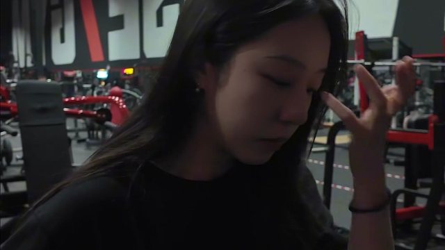 假装正经表情。