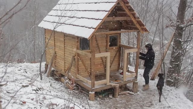 用托盘木料，在森林里建造出一间木屋子，空间不大下雪住着才奢华