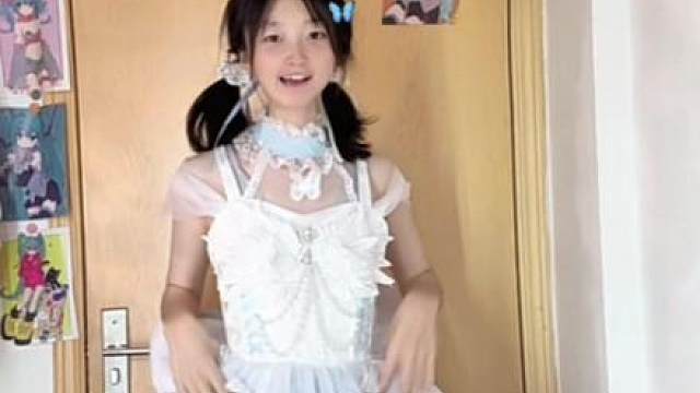 ฅ՞••՞ฅ我将独自吃掉一个草莓蛋糕！