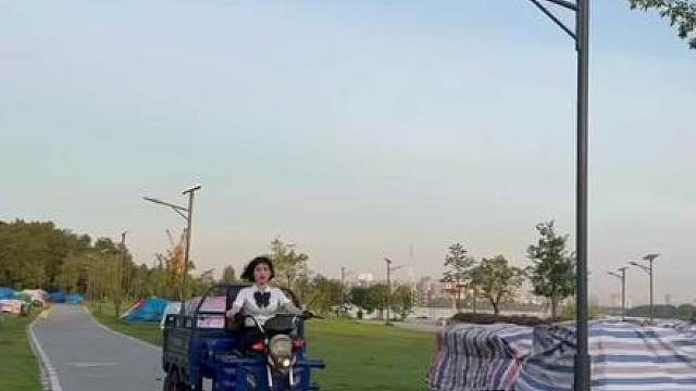 靓仔，搭摩托车嘛？