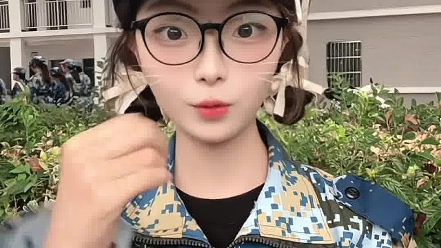 你也偷偷地望着我