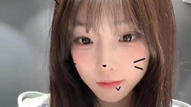 太久没牵手，连拿个泡椒凤爪都在颤抖