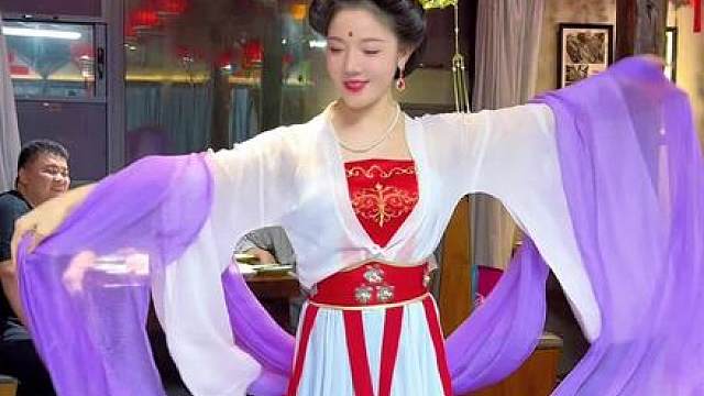 我从天上而来，下凡渔桥人家。离开广寒之寂，团圆灯火万家