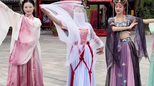 人有悲欢离合 月有阴晴圆缺 此事古难全 但愿人长久 千里共婵娟。嫦娥下凡祝大家中秋快乐！