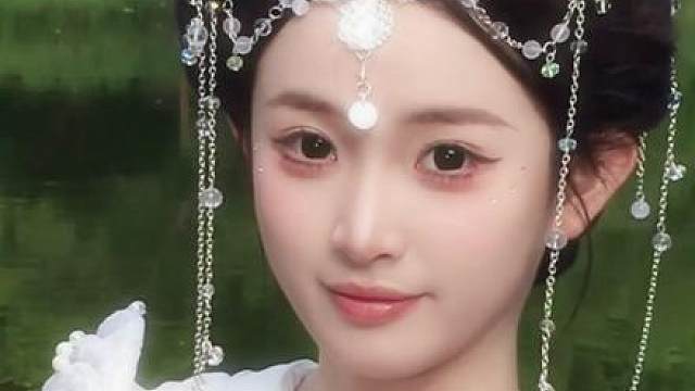 “遗忘是她的谎言，等待是她的宿命”