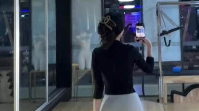 逐渐接受了我的酒杯腿