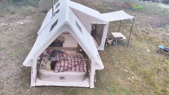 这才是真资格的土豪夫妻，带着超大的充气帐篷，在野外享受极致露营