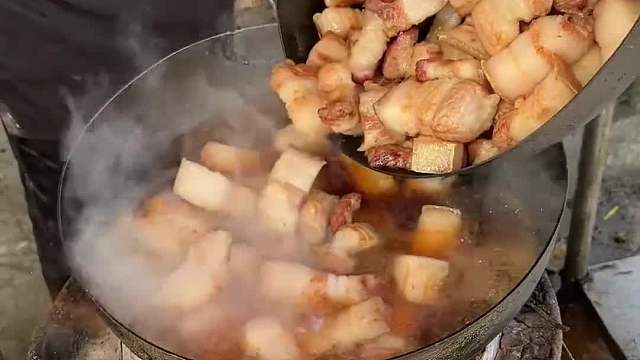 一个厨师炒菜量大，四个人倆菜吃不完