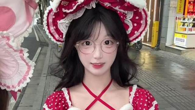 展示穿搭！ 穿小裙子出去玩好爽啊，学不会动作自己瞎摇摇( )yc