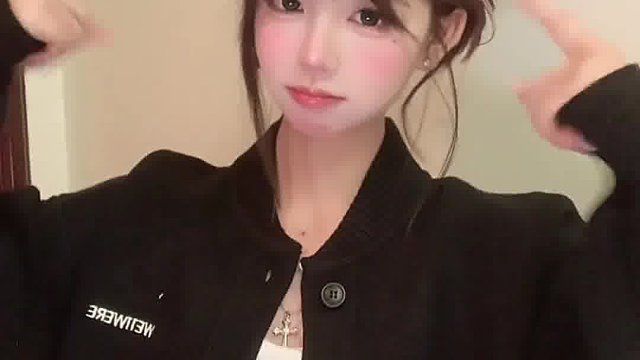 你醒啦 我在你家楼底下等了你好久啊 你怎么又做了那种奇怪的梦 说你十八岁了 每天都在无所事事 我们是小孩子呀 我给你说 我妈妈今天又给了我二十元 我们晚上去公园散步买小吃吧 八点多的时候我们在一起回家好不好 我很怕黑的 晚上你一定要牵好我的手哦