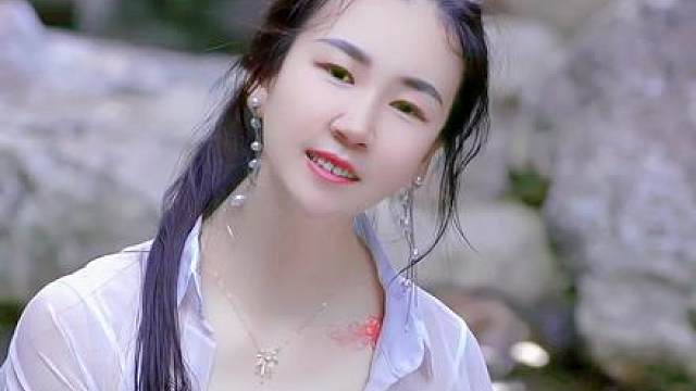 任凭花谢花开，任凭春秋流转，我始终怀揣着一颗痴痴的初心，隔着海角天涯，默默牵挂着你的一切，你有在想我吗？